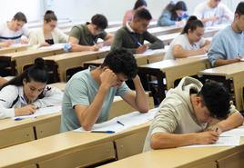 Alumnos que han aprobado el Bachillerato se presentan a la convocatoria de la prueba de acceso a la universidad de este verano.