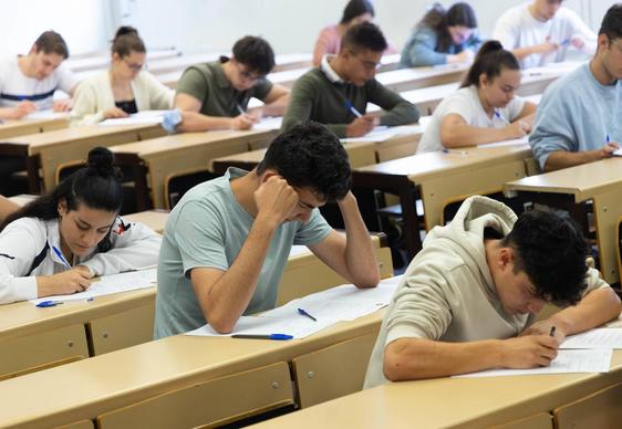 Alumnos que han aprobado el Bachillerato se presentan a la convocatoria de la prueba de acceso a la universidad de este verano.