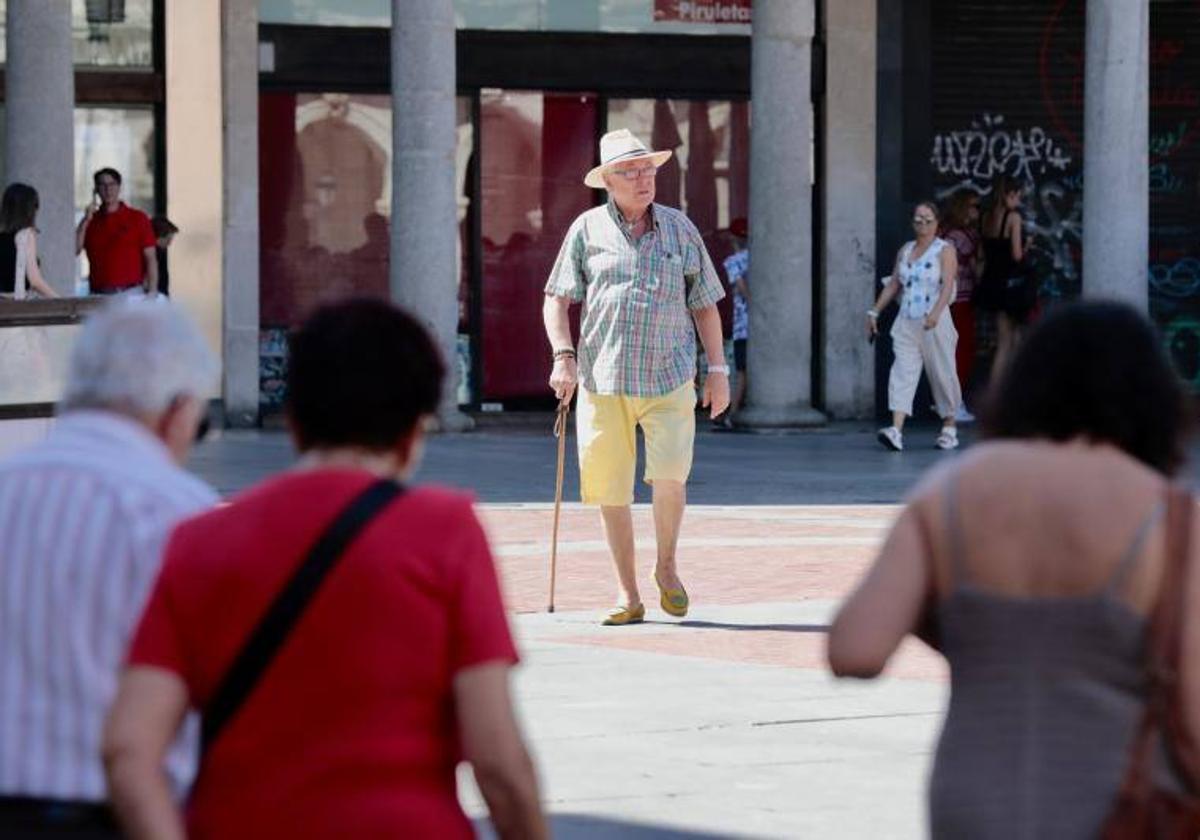 Viandantes por la Plaza Mayor durante la presente ola de calor.