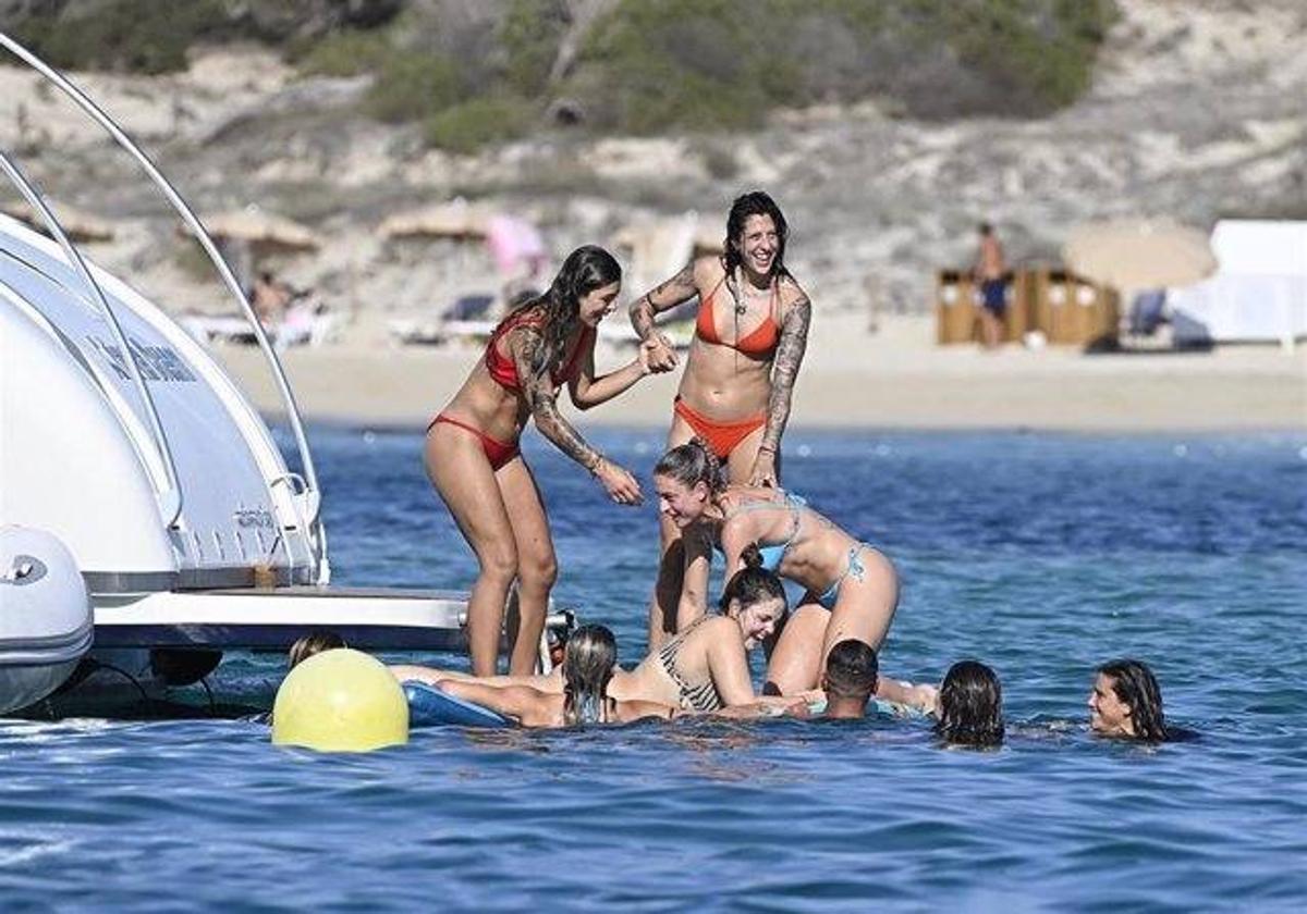 Las jugadoras de La Roja se divierten en aguas de Ibiza.