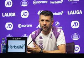 Paulo Pezzolano se explica en la rueda de prensa previa al partido frente al Alcorcón.