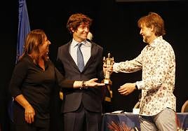 El concejal de Cultura, Fran Fernández, y la alcaldesa, Miriam Andrés, entrega la estatuilla del Cristo del Otero al pregonero Ignacio Bordiú.