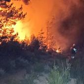 El incendio de San Bartolomé de Rueda evoluciona de forma «favorable» pero sigue en nivel 2