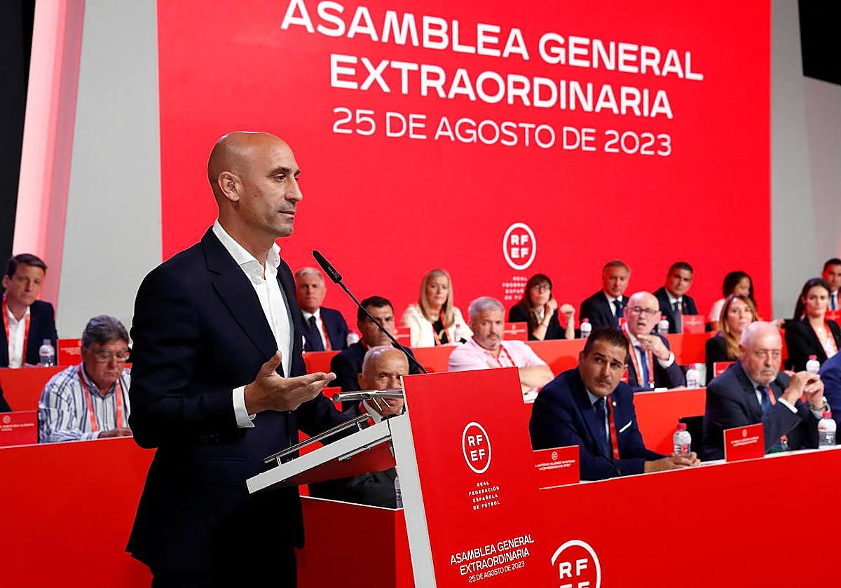 Luis Rubiales se dirige a los miembros de la asamblea extraordinaria.