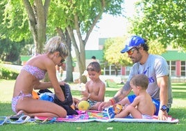 Mauro Antolín y su familia en la piscina de Canterac