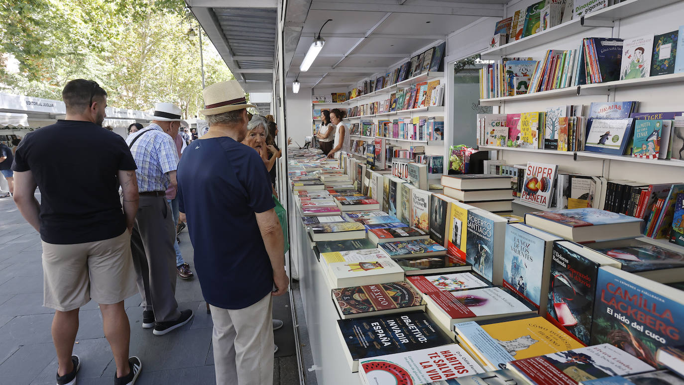 Libros y artesanía en el Parque del Salón