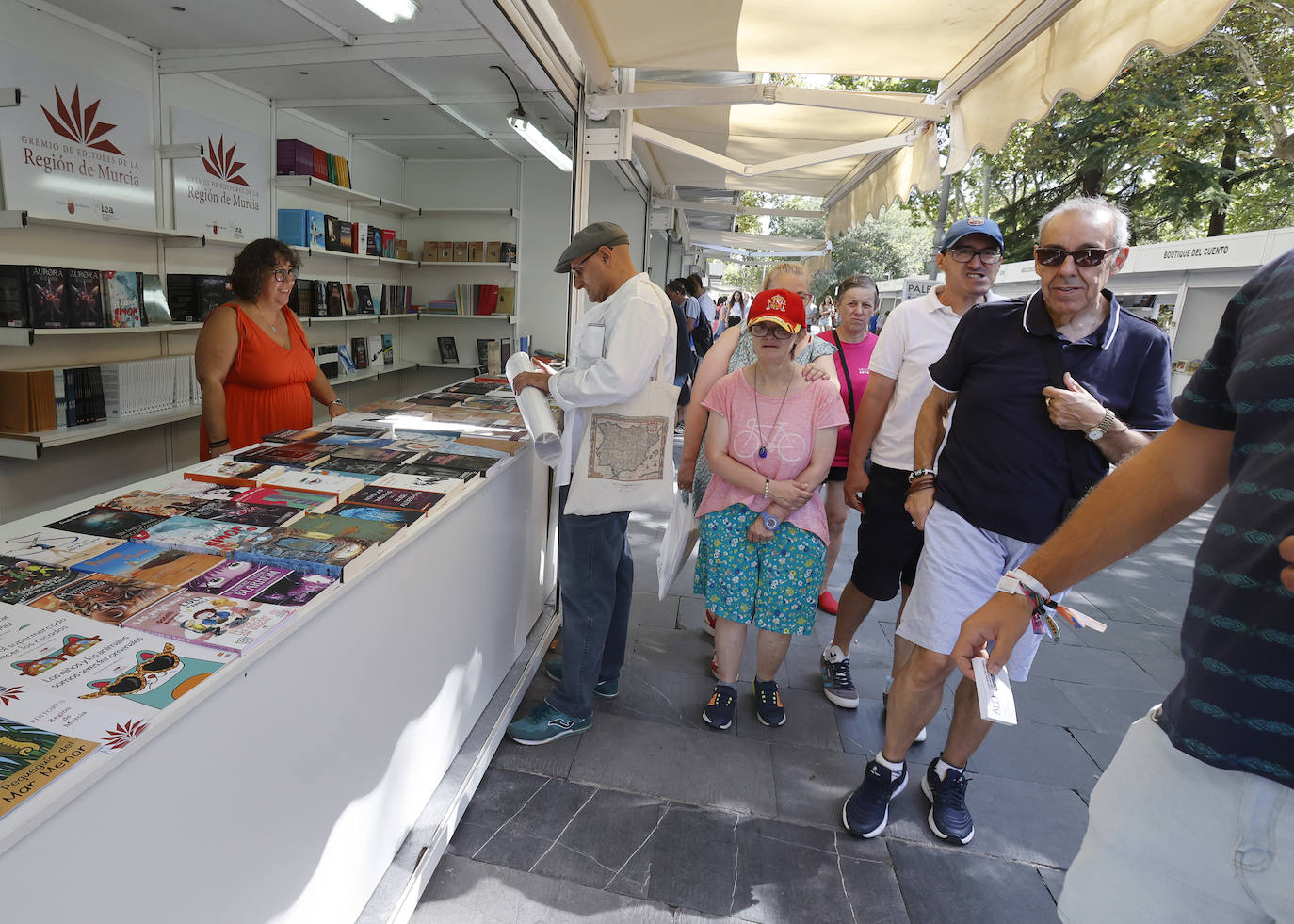 Libros y artesanía en el Parque del Salón