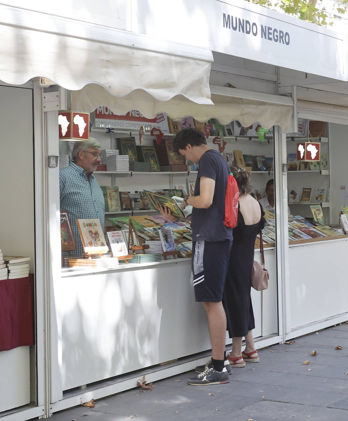 Libros y artesanía en el Parque del Salón