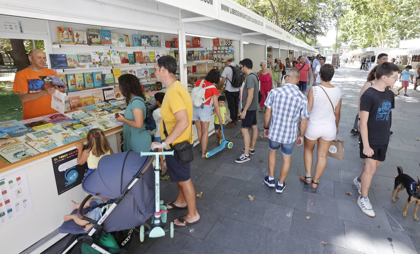 Libros y artesanía en el Parque del Salón