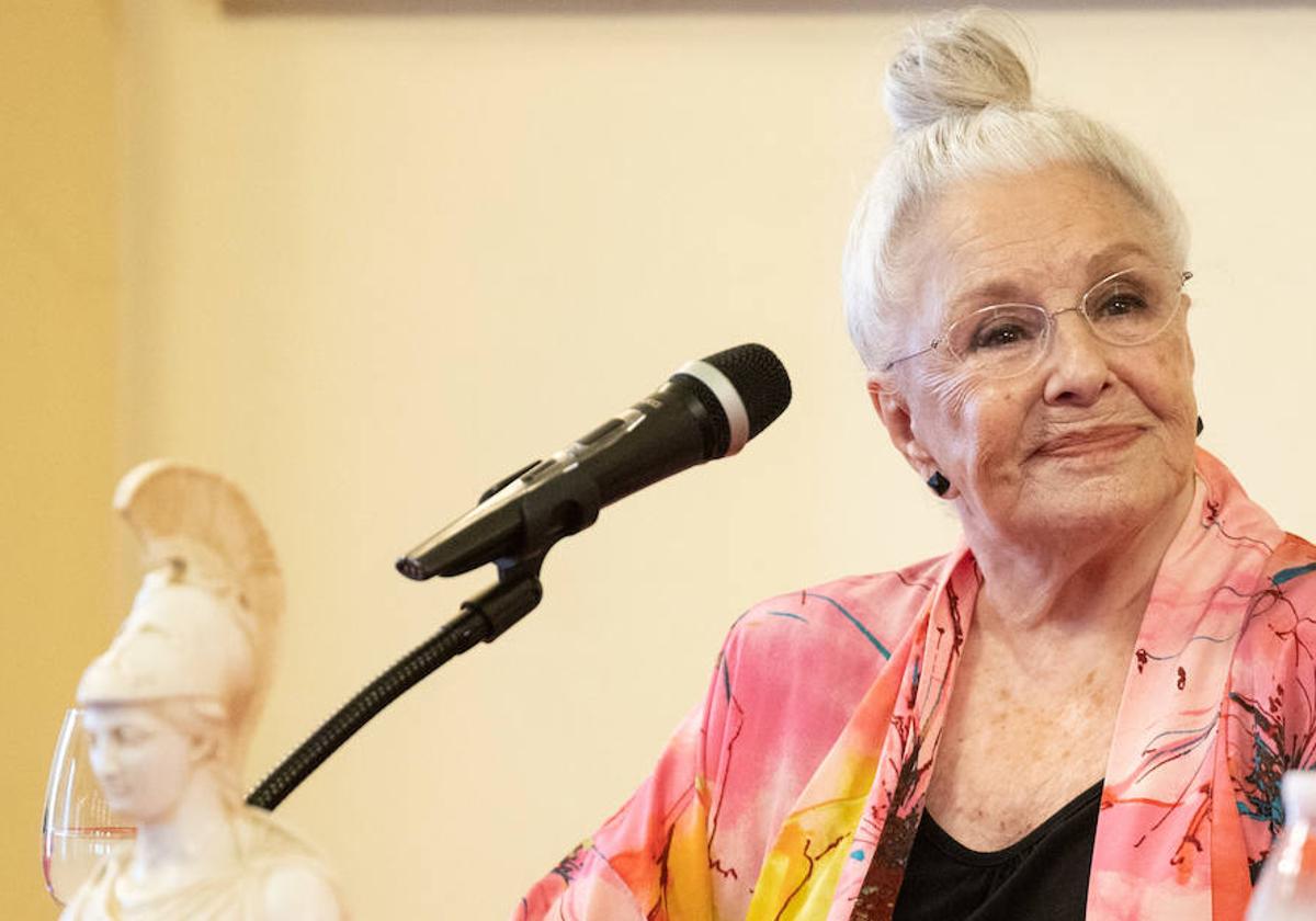 Lola Herrera recogió el Premio a la Excelencia Cultural otorgado por el Ateneo de Valladolid durante la pasada Feria del Libro el 20 de junio.