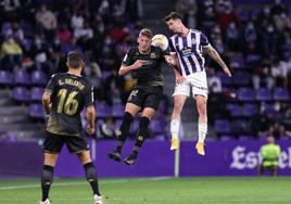 Luis Pérez disputa un balón en el último encuentro oficial entre Real Valladolid y Alcorcón.