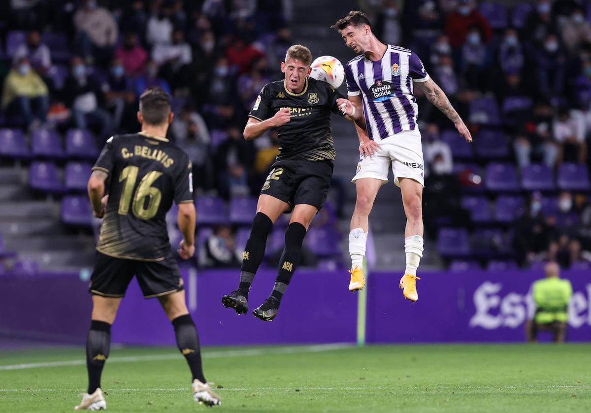 Luis Pérez disputa un balón en el último encuentro oficial entre Real Valladolid y Alcorcón.