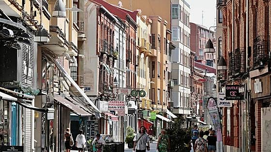 Varias personas pasean por la calle Mantería.