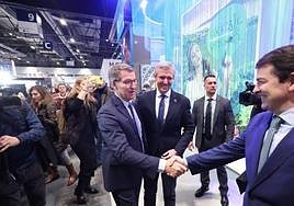 Alfonso Fernández Mañueco y Alberto Núñez Feijóo se saludan.