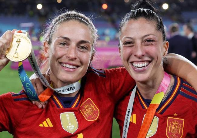 Alexia Putellas y Jennifer Hermoso celebran la victoria en la final del mundial.