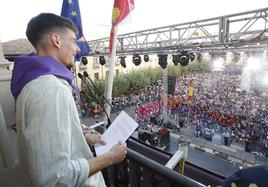 El pregonero popular, Chumi Ortega, se dirige al público en la Plaza Mayor.