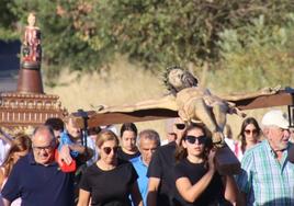 Un momento del traslado por el camino de la ermita hasta la Iglesia de Santa María.