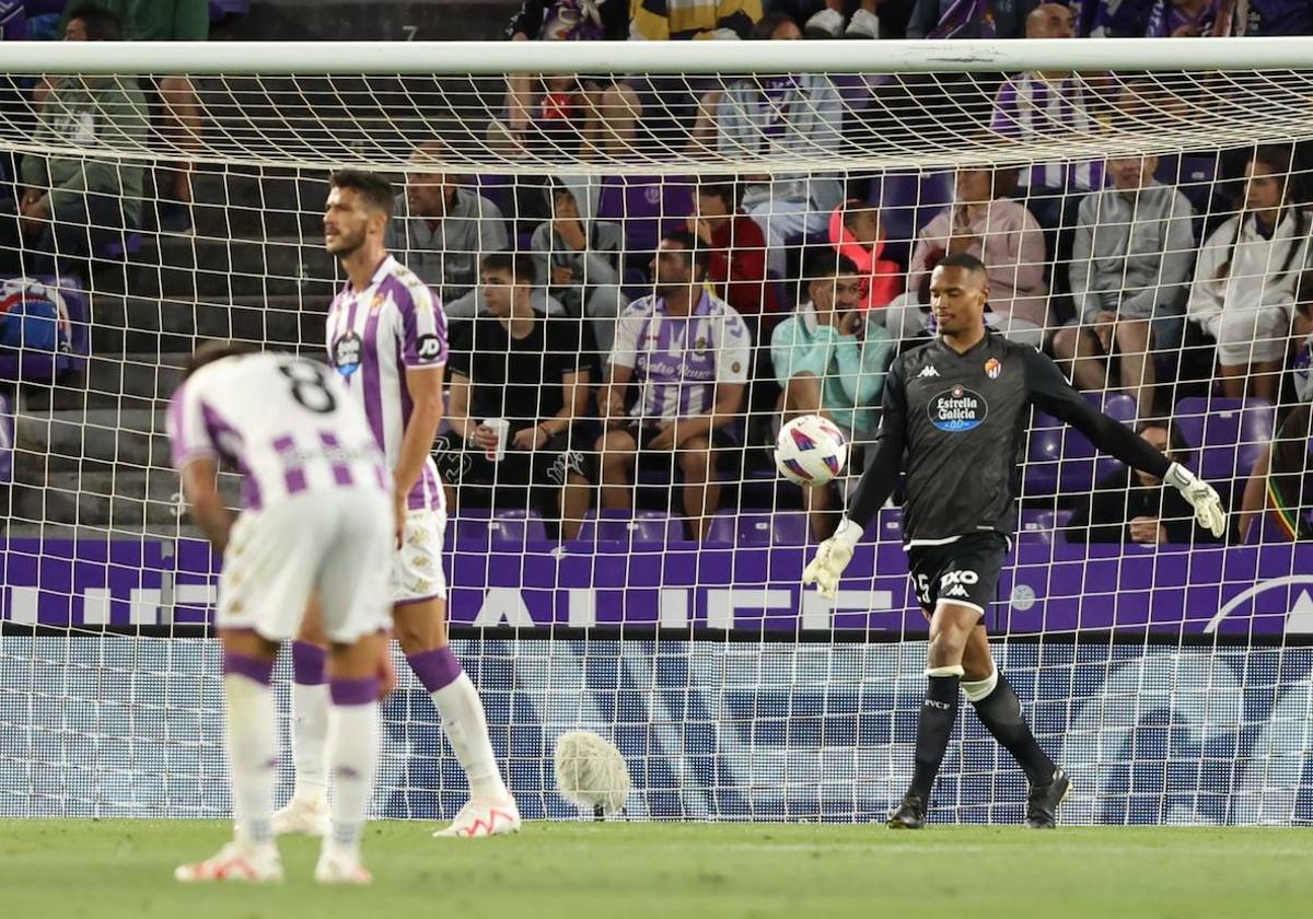 El debutante John saca el balón de su portería en el gol del Alcorcón.