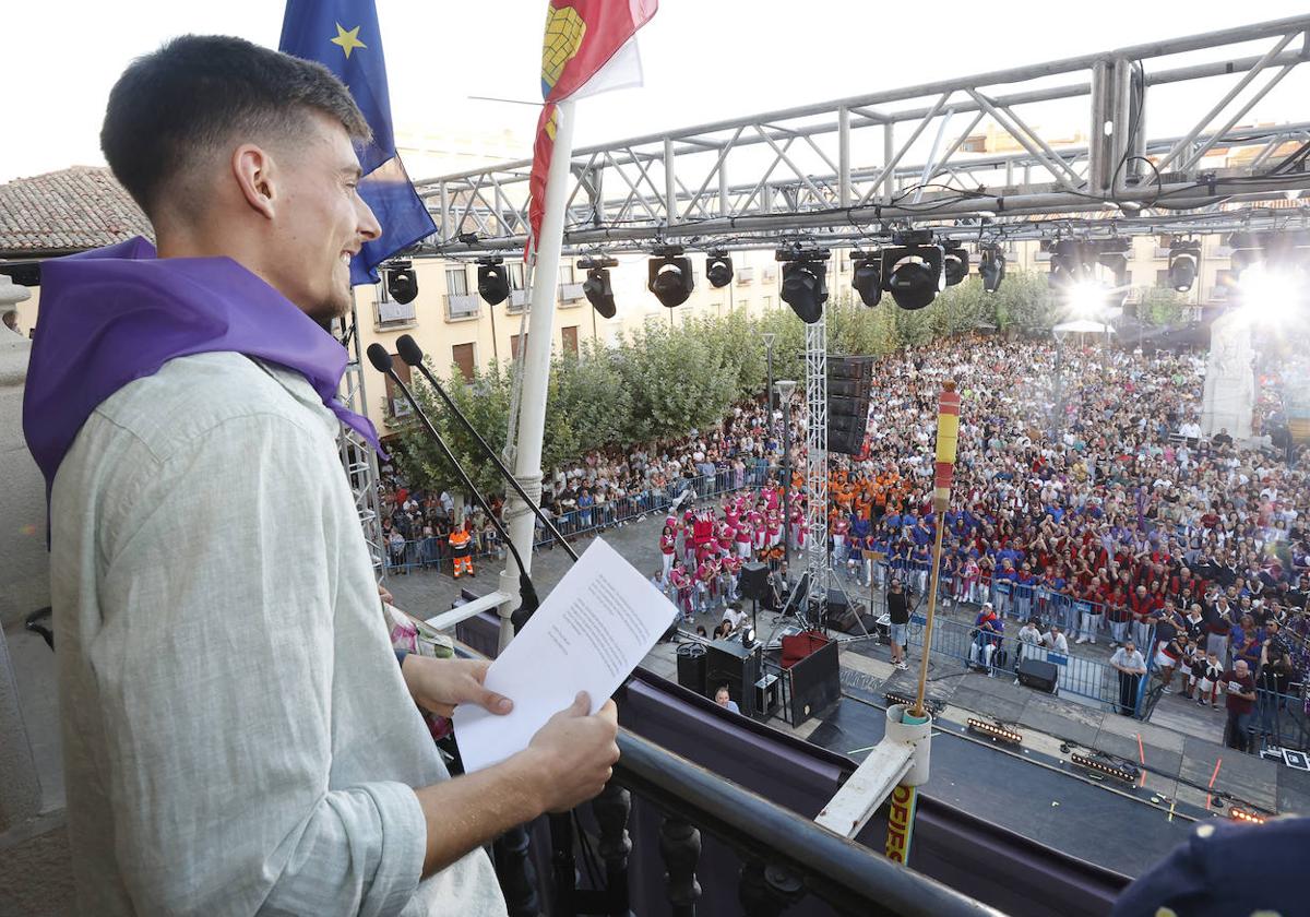 El pregonero popular, Chumi Ortega, se dirige al público en la Plaza Mayor.