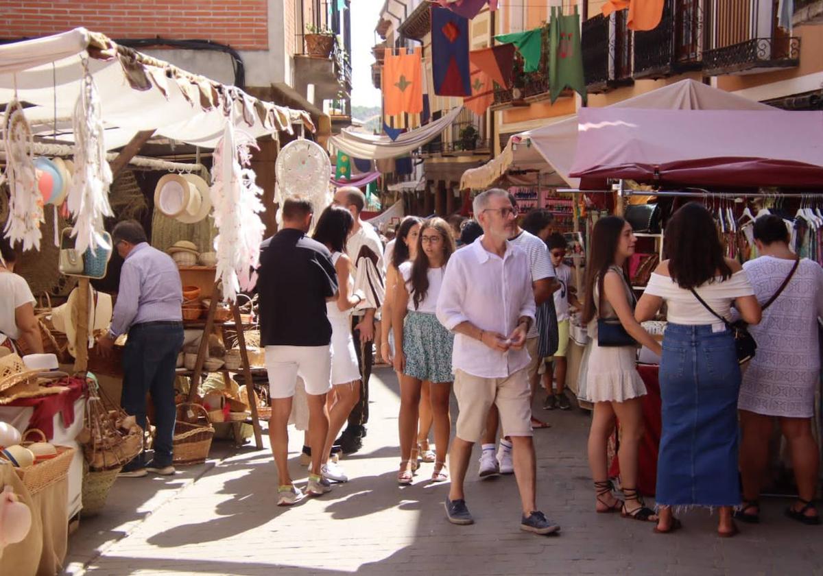 El mercado India Chica atrae este fin de semana a miles de personas a la Ciudad de los Almirantes.