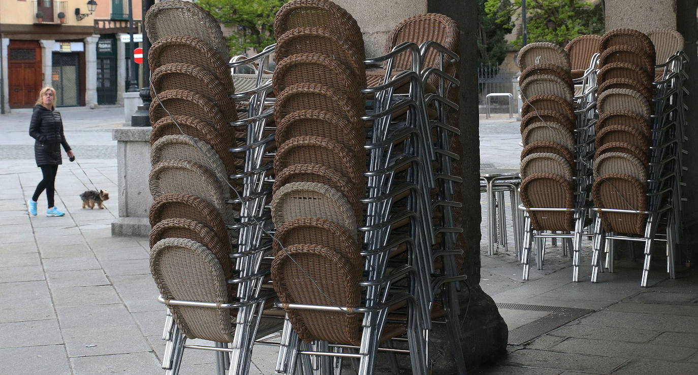 Mobiliario de una terraza, apilado en la vía pública.