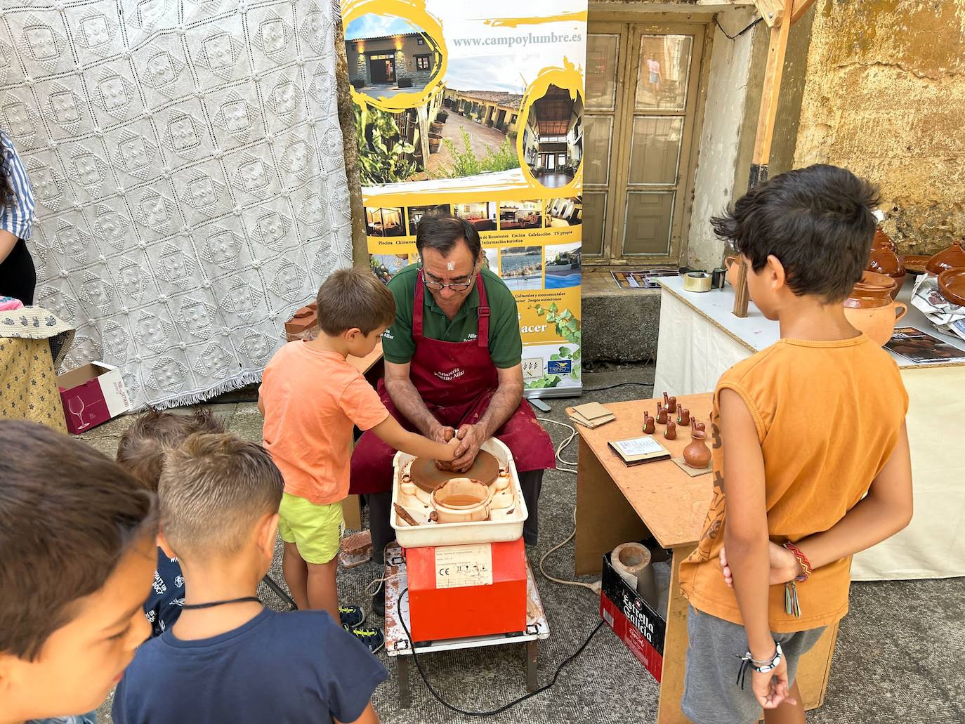 La X Feria de Artesanía de Villanueva de los Caballeros, en imágenes