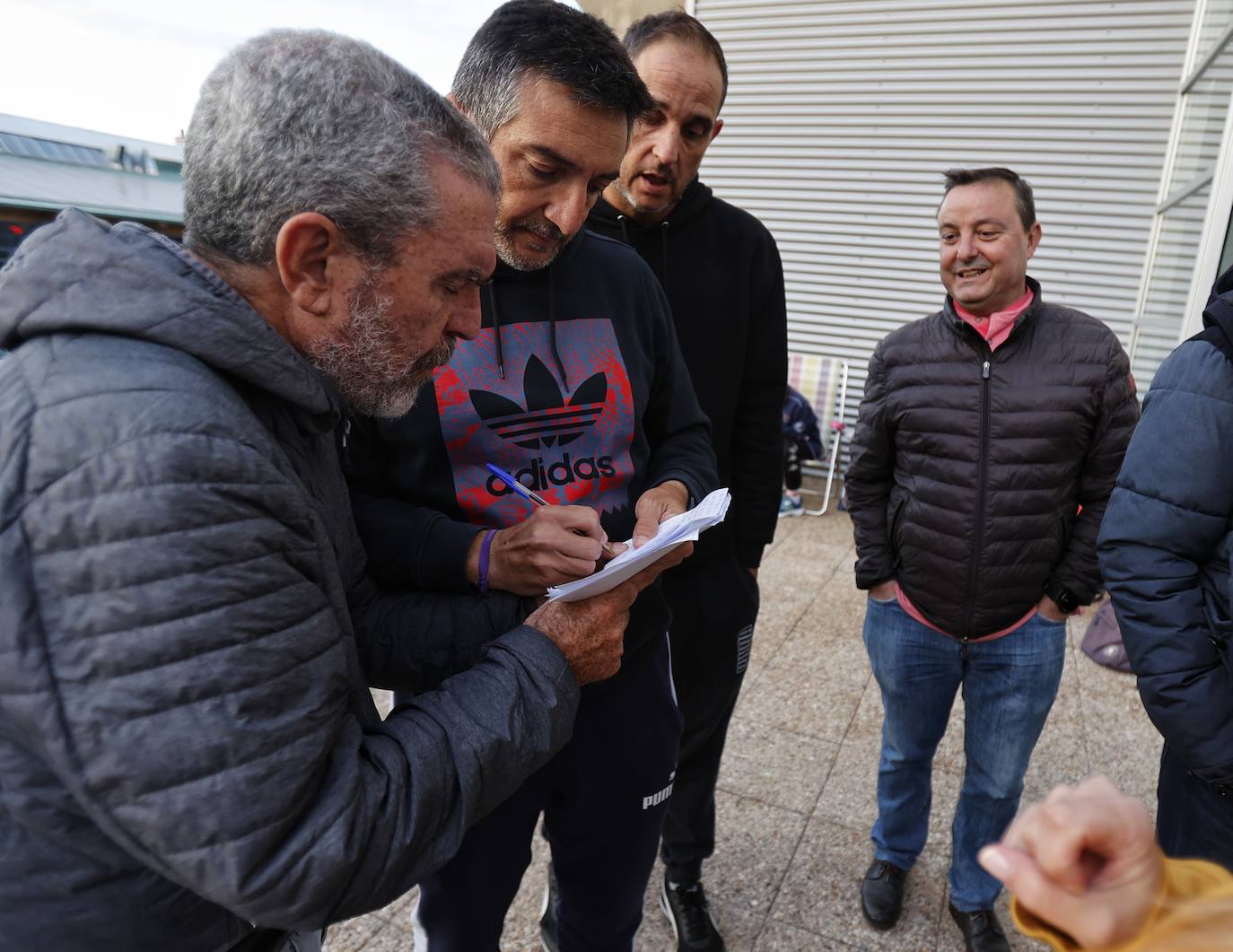 Colas en el Pabellón para optar a los 500 nuevos abonados