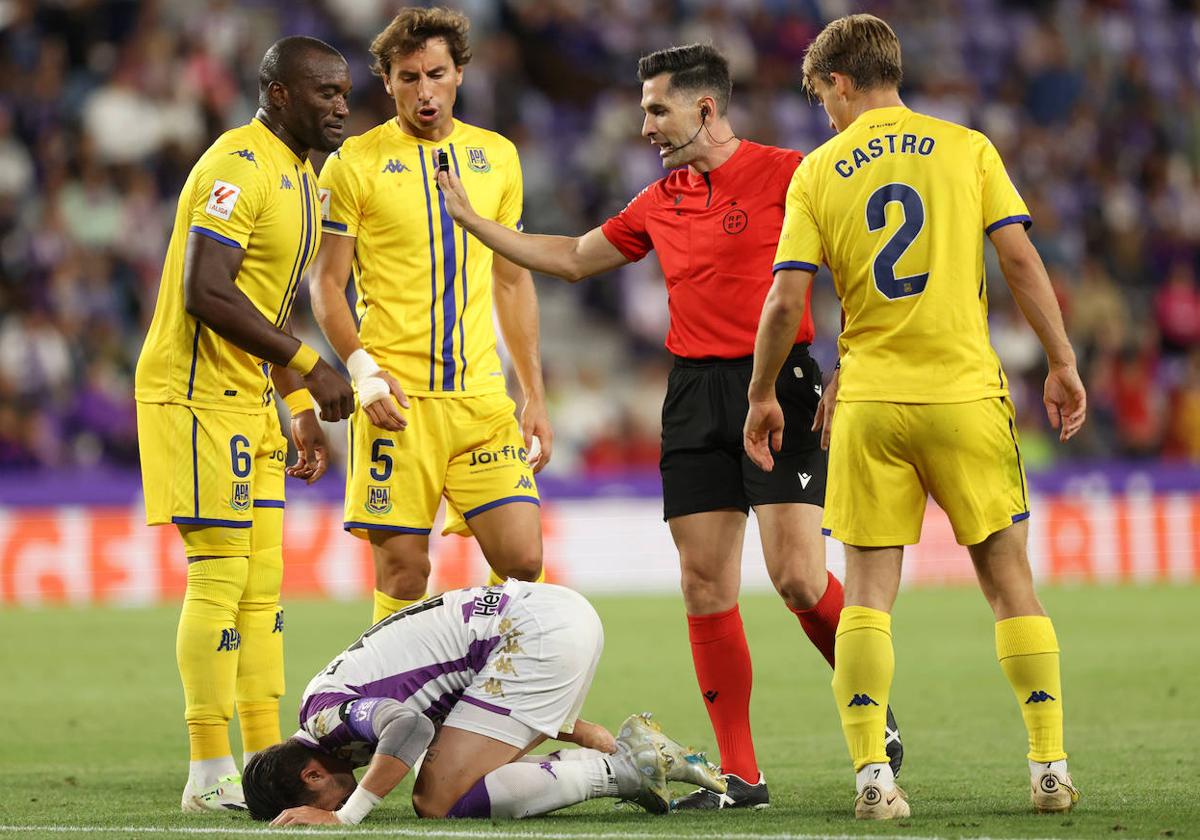 Fuertes Molina tranquiliza a los jugadores del Alcorcón y Monchu se duele en el suelo.