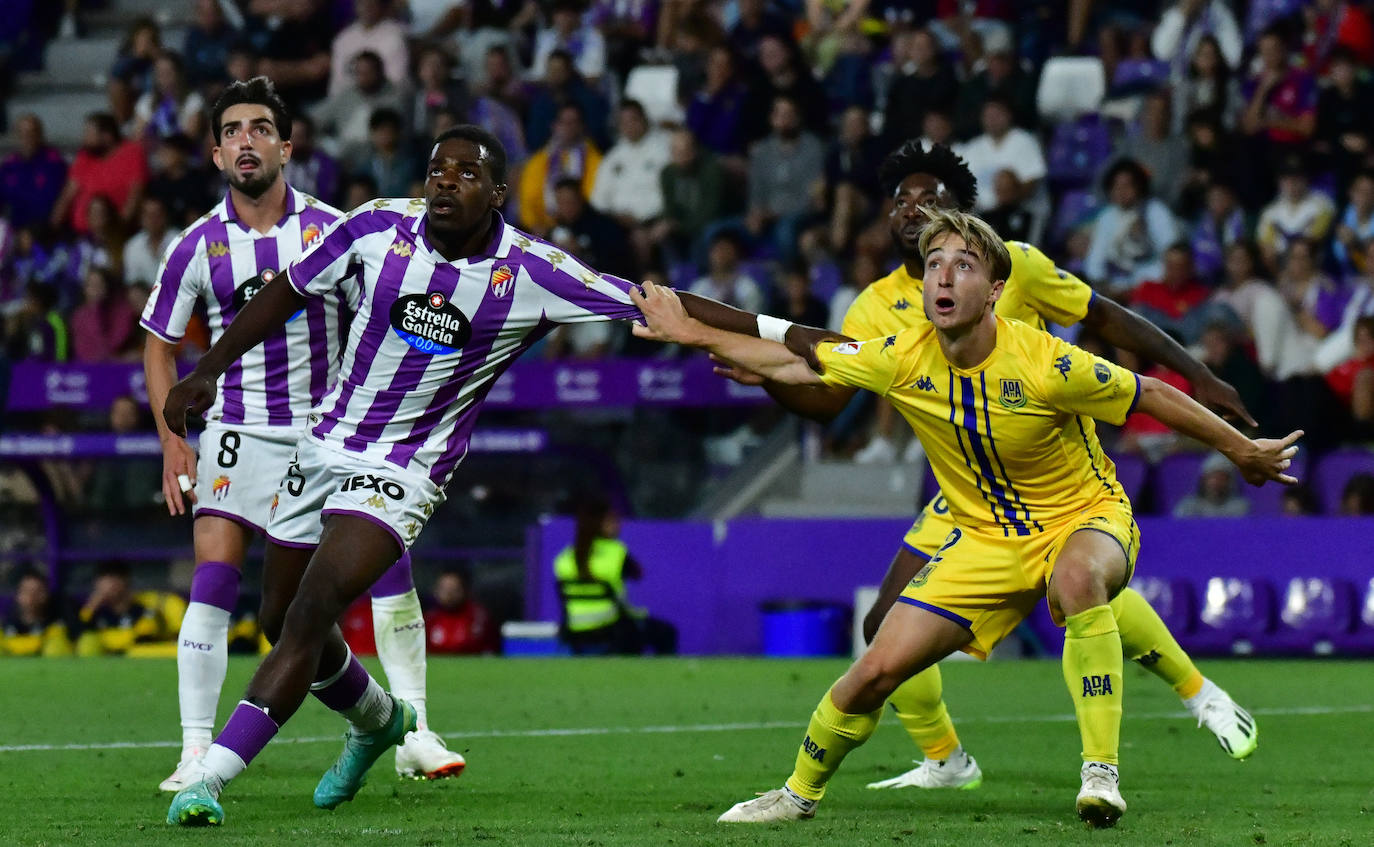 El partido entre en Real Valladolid y el Alcorcón, en imágenes (2/3)