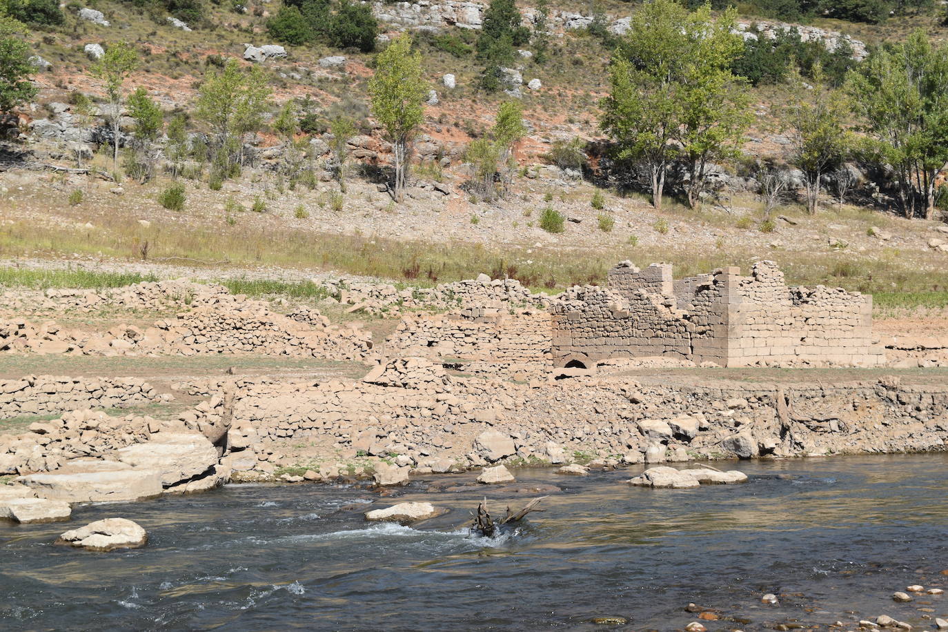 Emergen pueblos anegados por el pantano de Aguilar