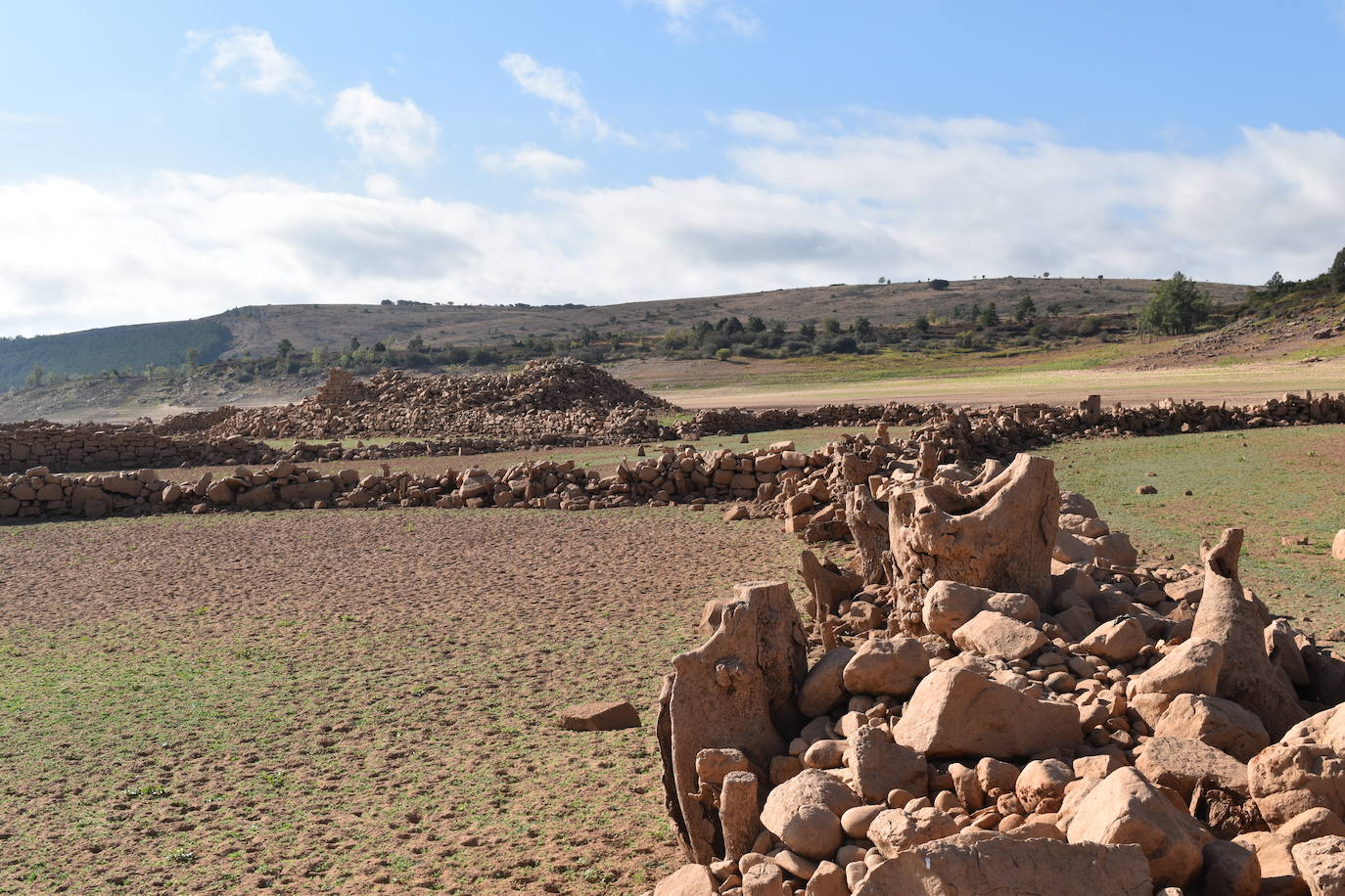 Emergen pueblos anegados por el pantano de Aguilar