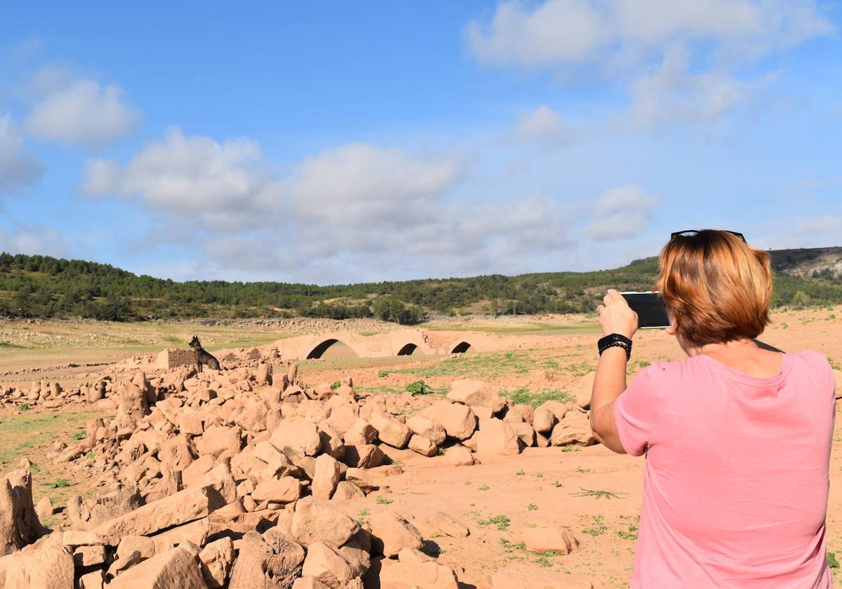 Emergen pueblos anegados por el pantano de Aguilar