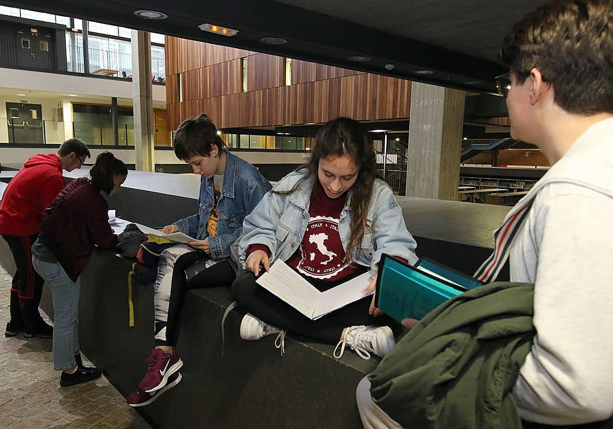 Alumnos de bachillerato en una foto de archivo.