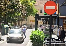 Una señal de dirección prohibida preside la entrada de la calle San Lorenzo desde la plaza del Poniente.
