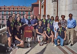 Los veinte jugadores del CPLV, que fueron campeones de Europa, son homenajeados en el Ayuntamiento de Valladolid por Jesús Julio Carnero y Mayte Martínez.
