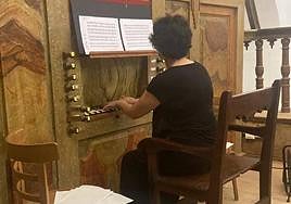 Lola de los Ríos, en el órgano de Pozaldez.