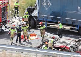 Uno de los vehículos implicados, volcado en la autovía.