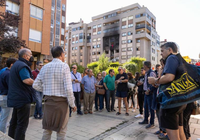 Varios afectados, reunidos bajo el edificio del que han sido desalojados tras la explosión.