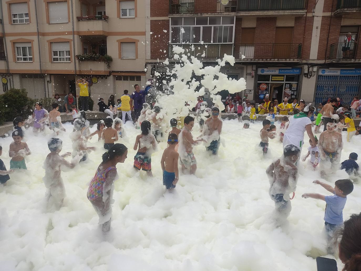 Fiesta de la espuma organizada por la peña El Embudo.