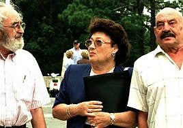 Los poetas, Angel González, Angelina Gatell y José Hierro en un seminario en 1998.