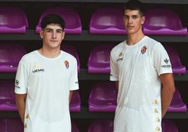 Juan Lambás y Diego Muzquiz posan tras el entrenamiento con el primer equipo del UEMC Real Valladolid Baloncesto.