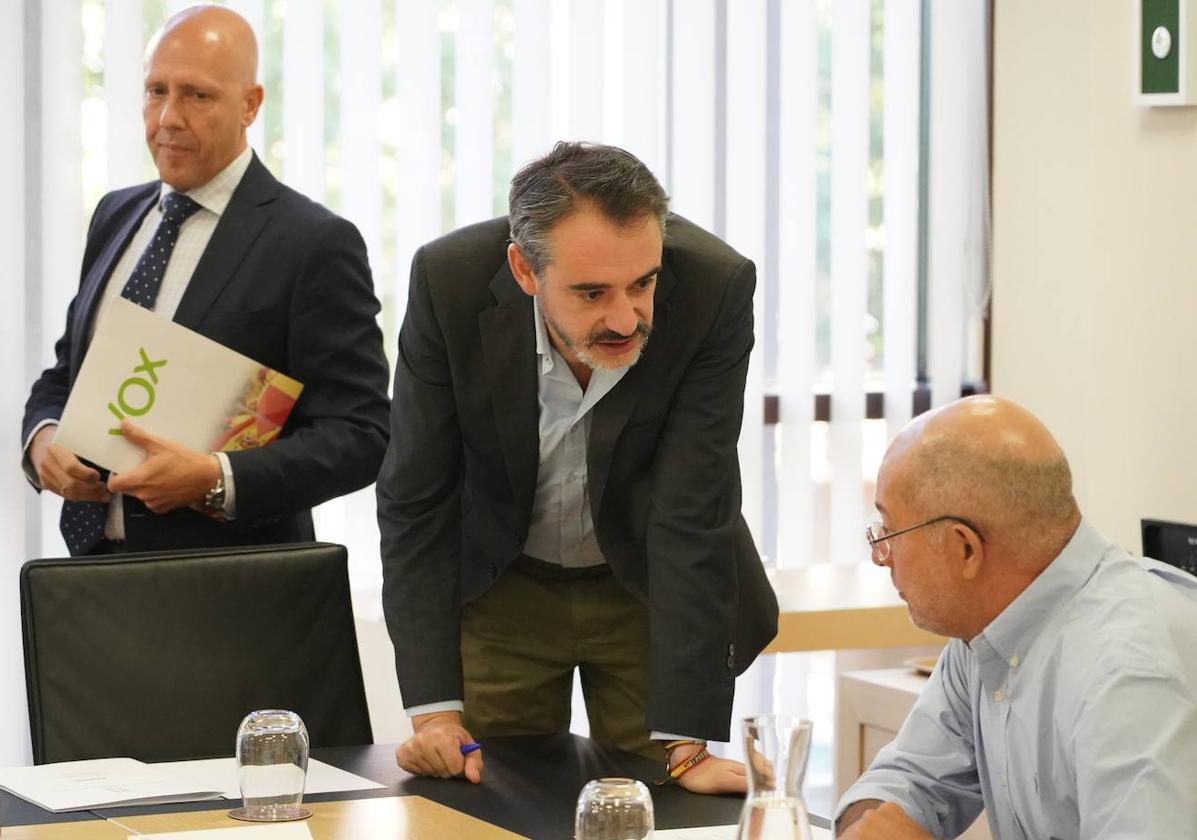 David Hierro, procurador de Vox, conversa con Francisco Igea al inicio de la Junta de Portavoces de las Cortes.