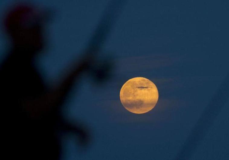 Superluna del mes de agosto que se aprecia más grande y brillante de lo normal.