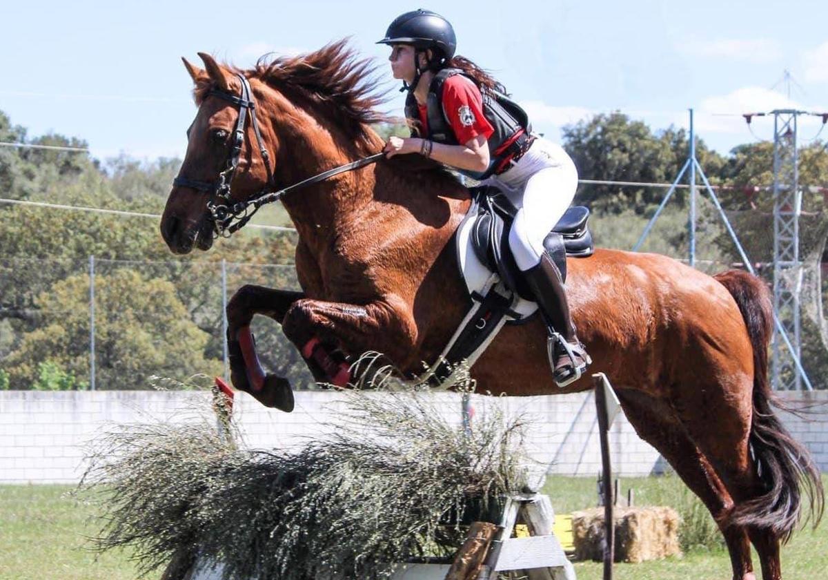 Marina Guerra con 'Jana' durante un salto, una de las representantes vallisoletanas del Campeonato de Europa de TREC.