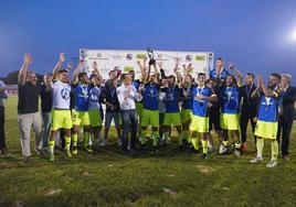 Los jugadores del Tordesillas celebran el triunfo.