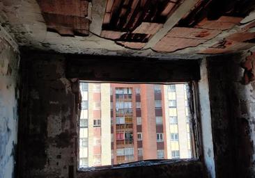 Así han quedado la vivienda y las zonas comunes del edificio donde se originó la explosión