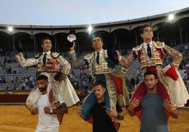 Los tres matadores salen a hombros del coso de Campos Góticos.