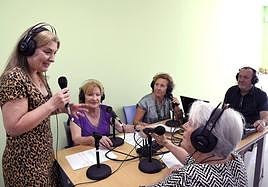 Personas mayores participando en las actividades impulsadas por Fundación la Caixa.