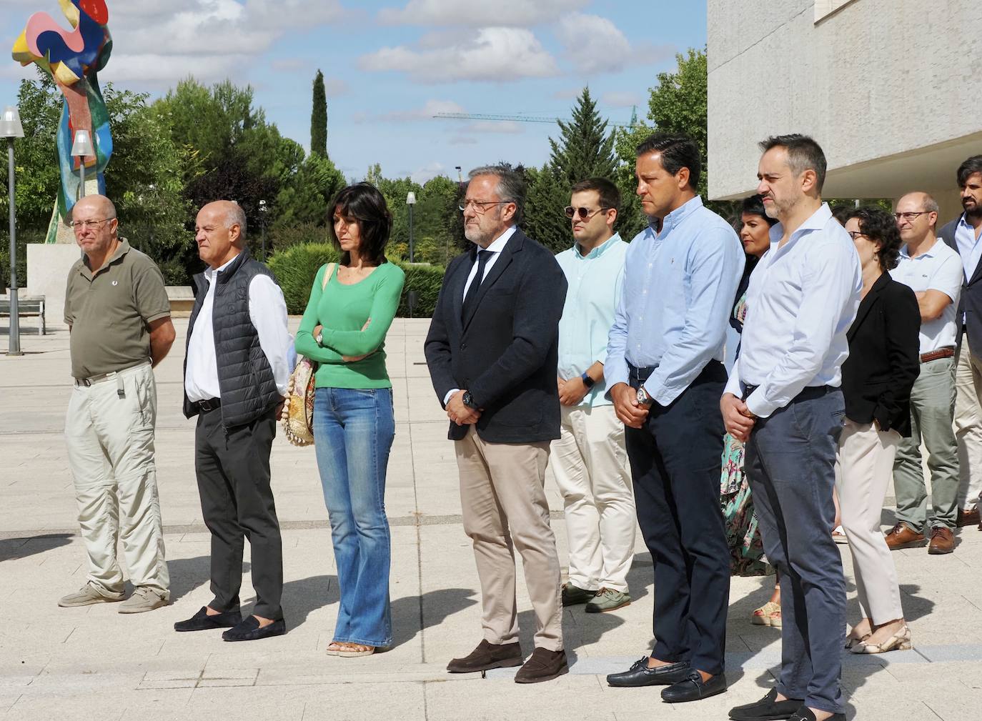 Francico Igea, Miguel Ángel García Nieto, Mercedes Cófreces, Carlos Pollán, Raúl de la Hoz y David Hierro, en primera fila. Detrás, el letrado mayor, Marco Herrero Martínez-Tutor, y personal de las Cortes.