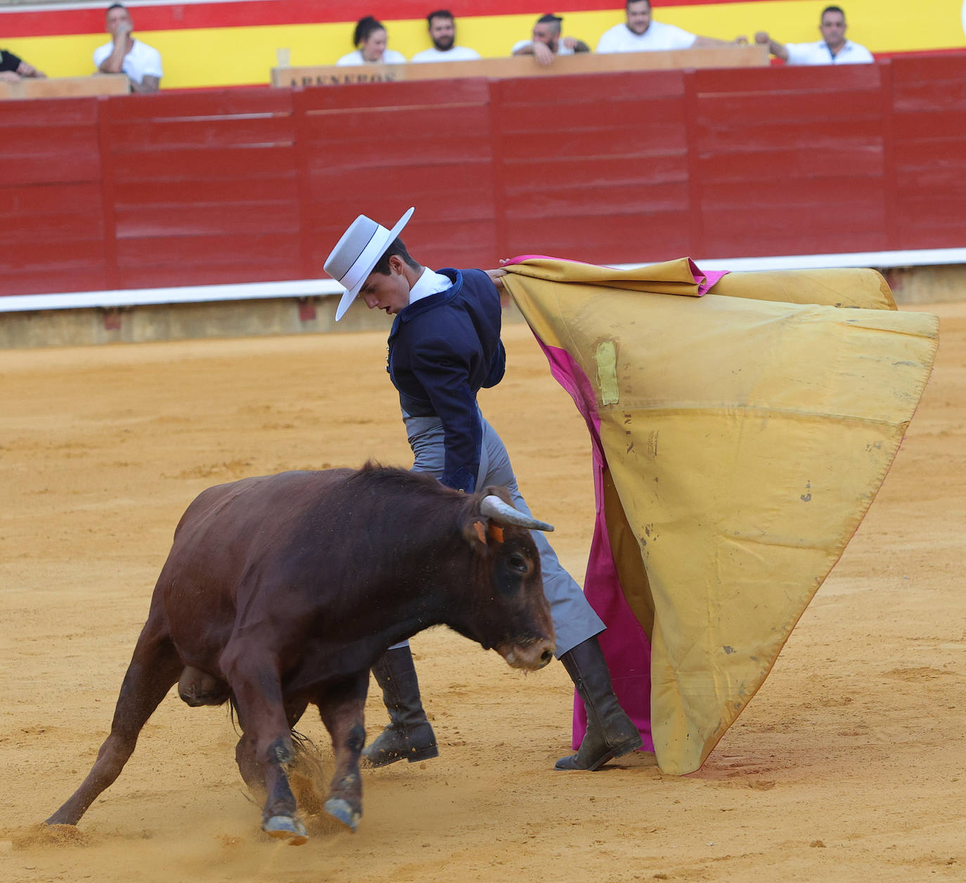 Tarde taurina de triunfos en el preámbulo de la feria